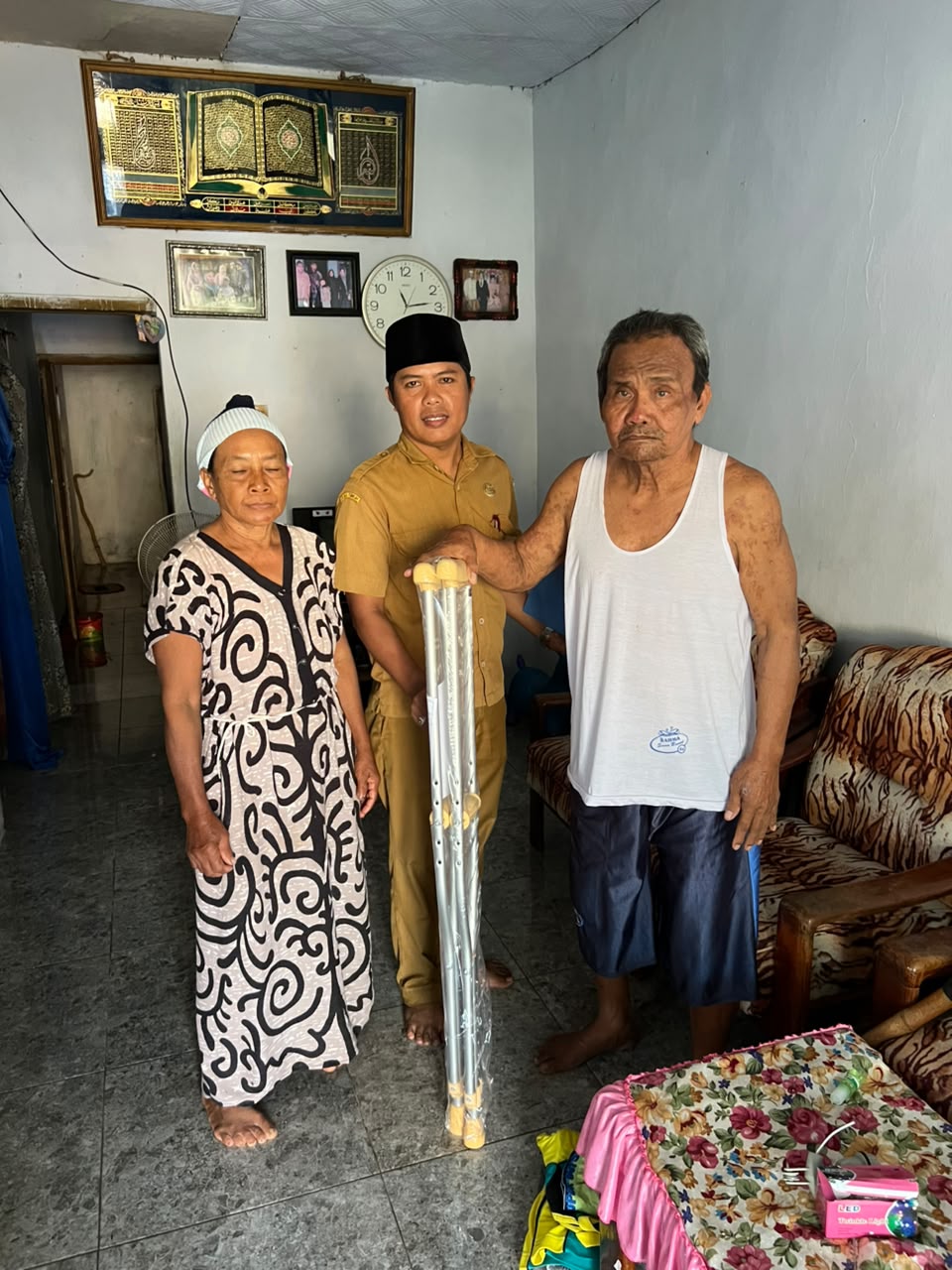 Ringankan Langkah Warga, Pemdes Banjarsawah Bagikan Tongkat Jalan